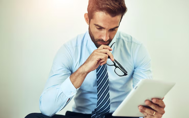 Empresário analisando dados antes de investir em anúncios